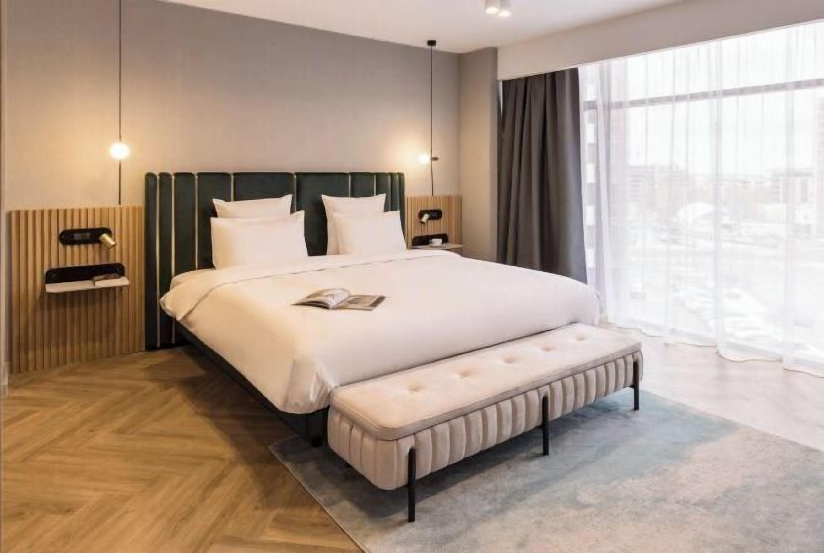 Minibaari, tallelokero huoneessa, työpöytä