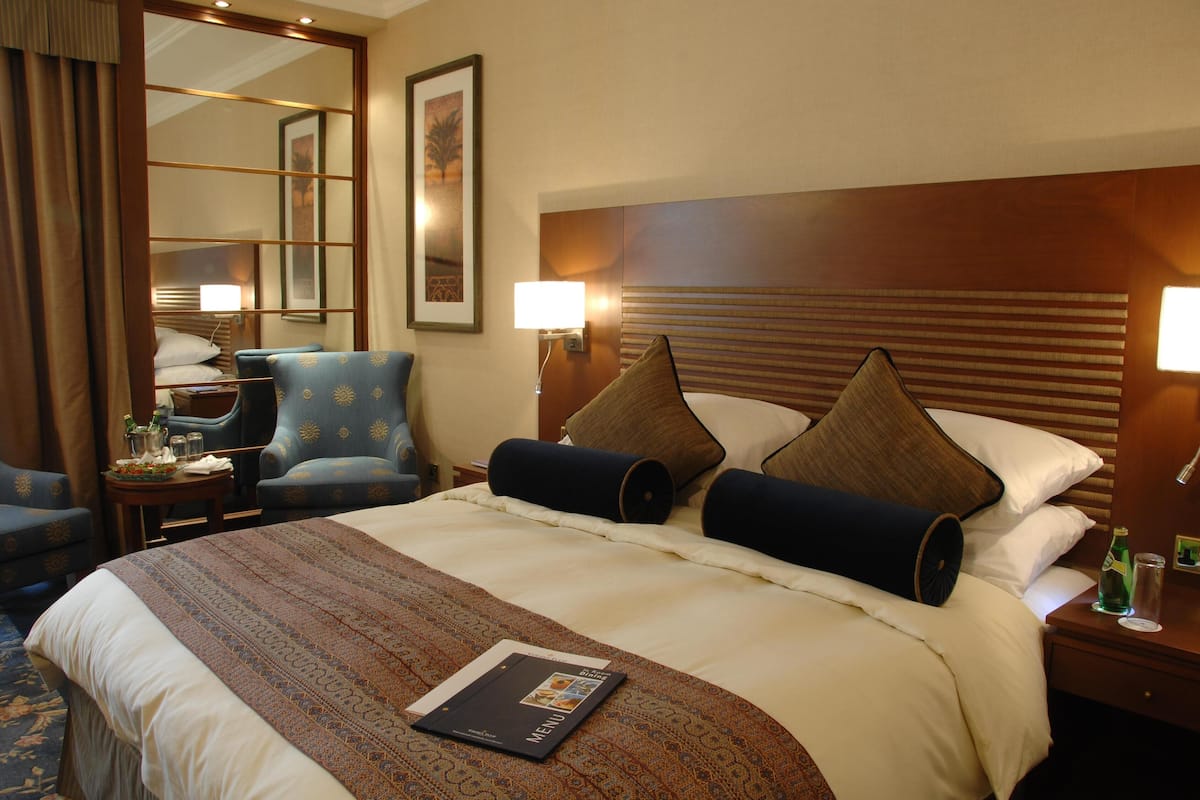 Standard Room, 1 Queen Bed | Minibar, in-room safe, iron/ironing board, rollaway beds