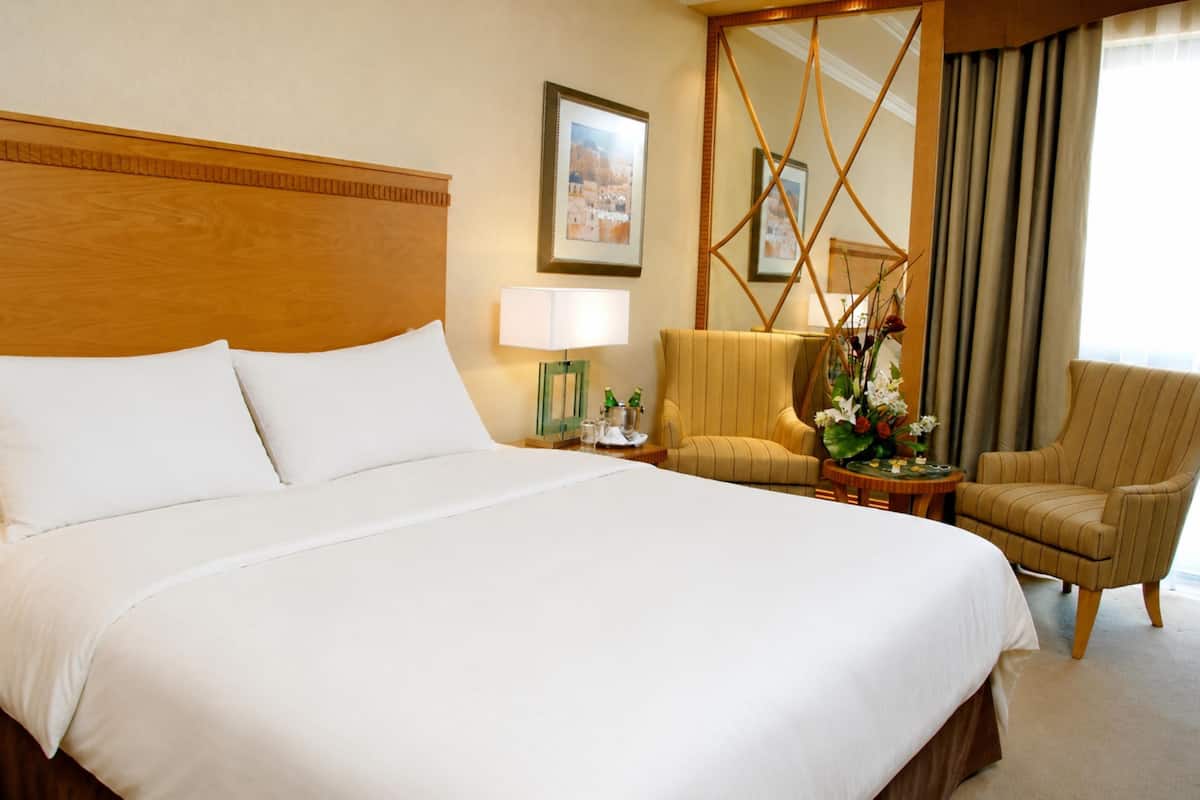 Standard Room, 1 Queen Bed | Minibar, in-room safe, iron/ironing board (on request)