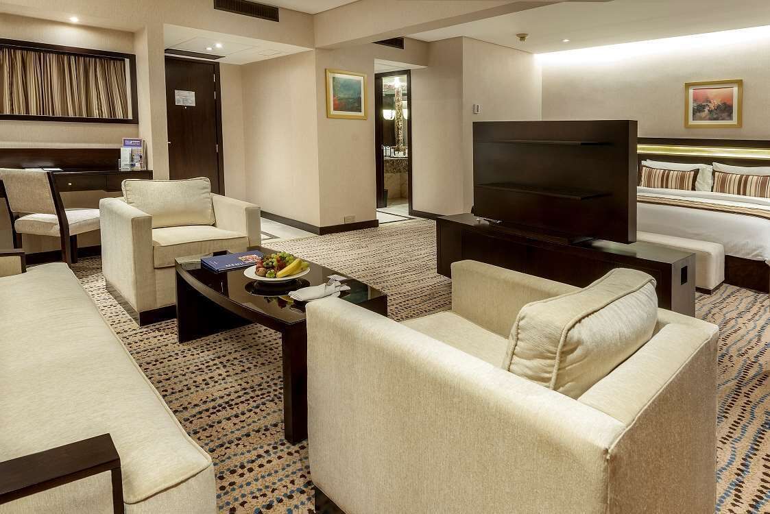 Suite Junior, 1 très grand lit | Minibar, coffre-fort, fer et planche à repasser