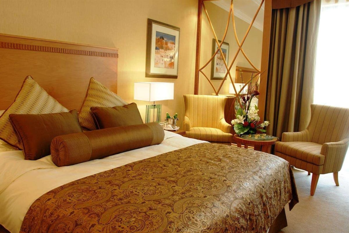 Bar mini, peti besi dalam bilik, seterika/papan seterika