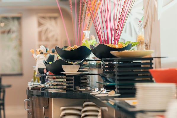 2 restaurants; breakfast, lunch, and dinner served - Golden Tulip Bahrain (Manama)