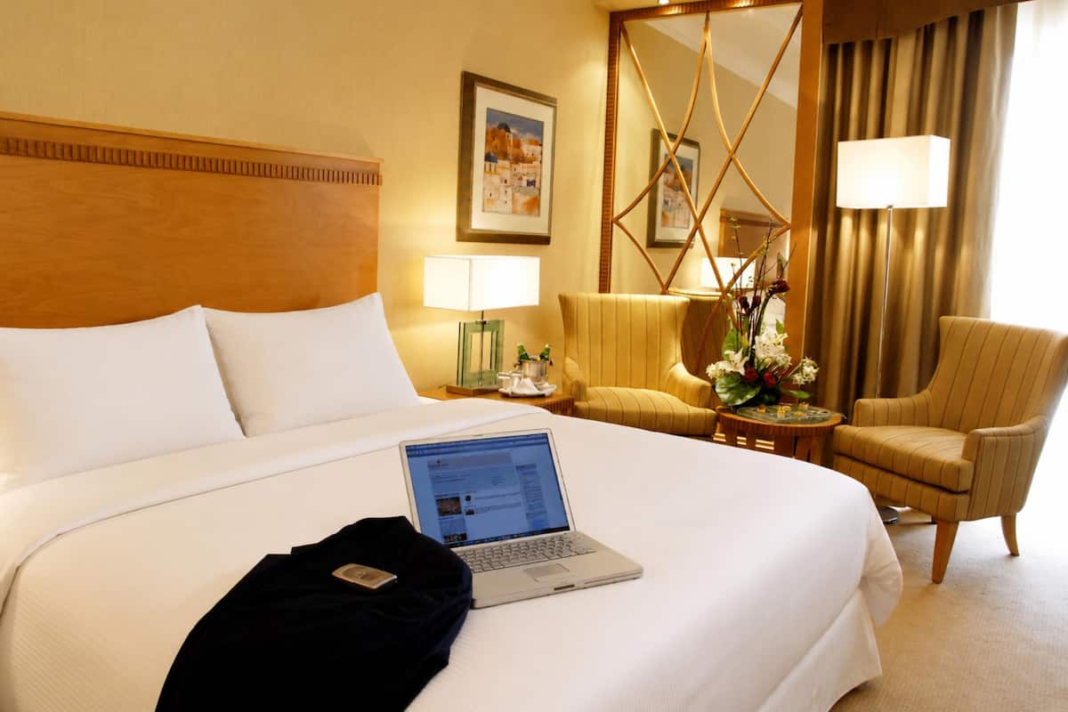 Standard Room, 1 King Bed | Minibar, in-room safe, iron/ironing board (on request)