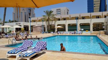 Hồ bơi ngoài trời