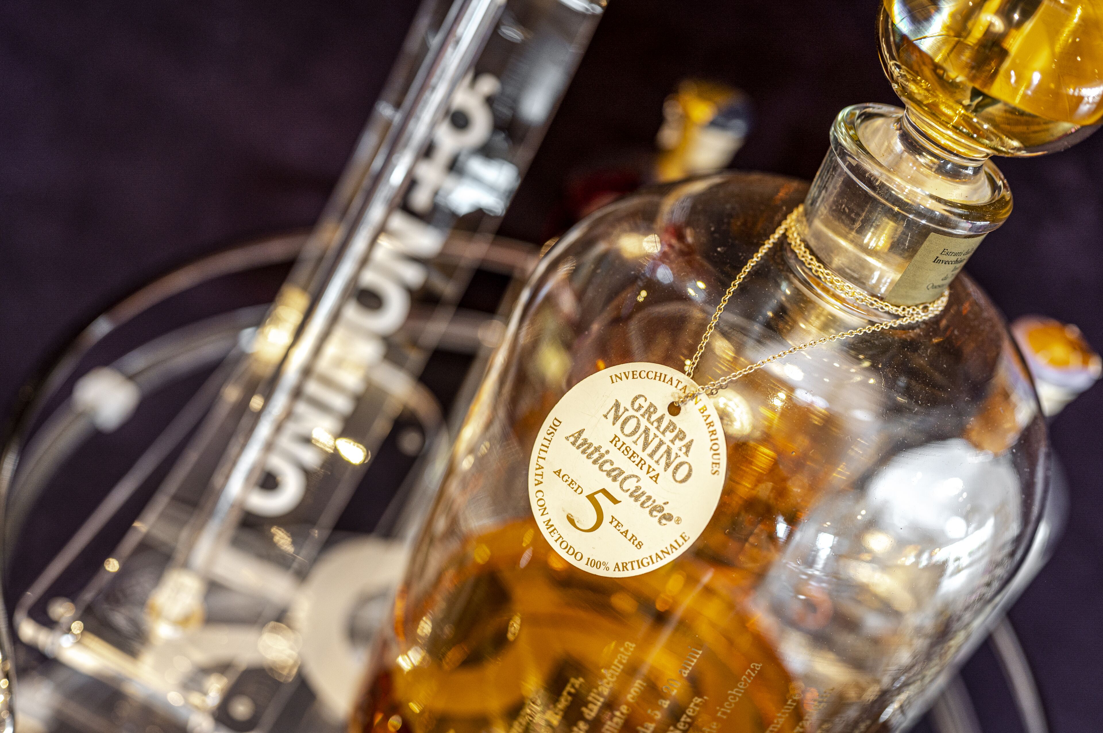 Une bouteille de Grappa Nonino dont l’étiquette indique qu’elle a vieilli pendant cinq ans.