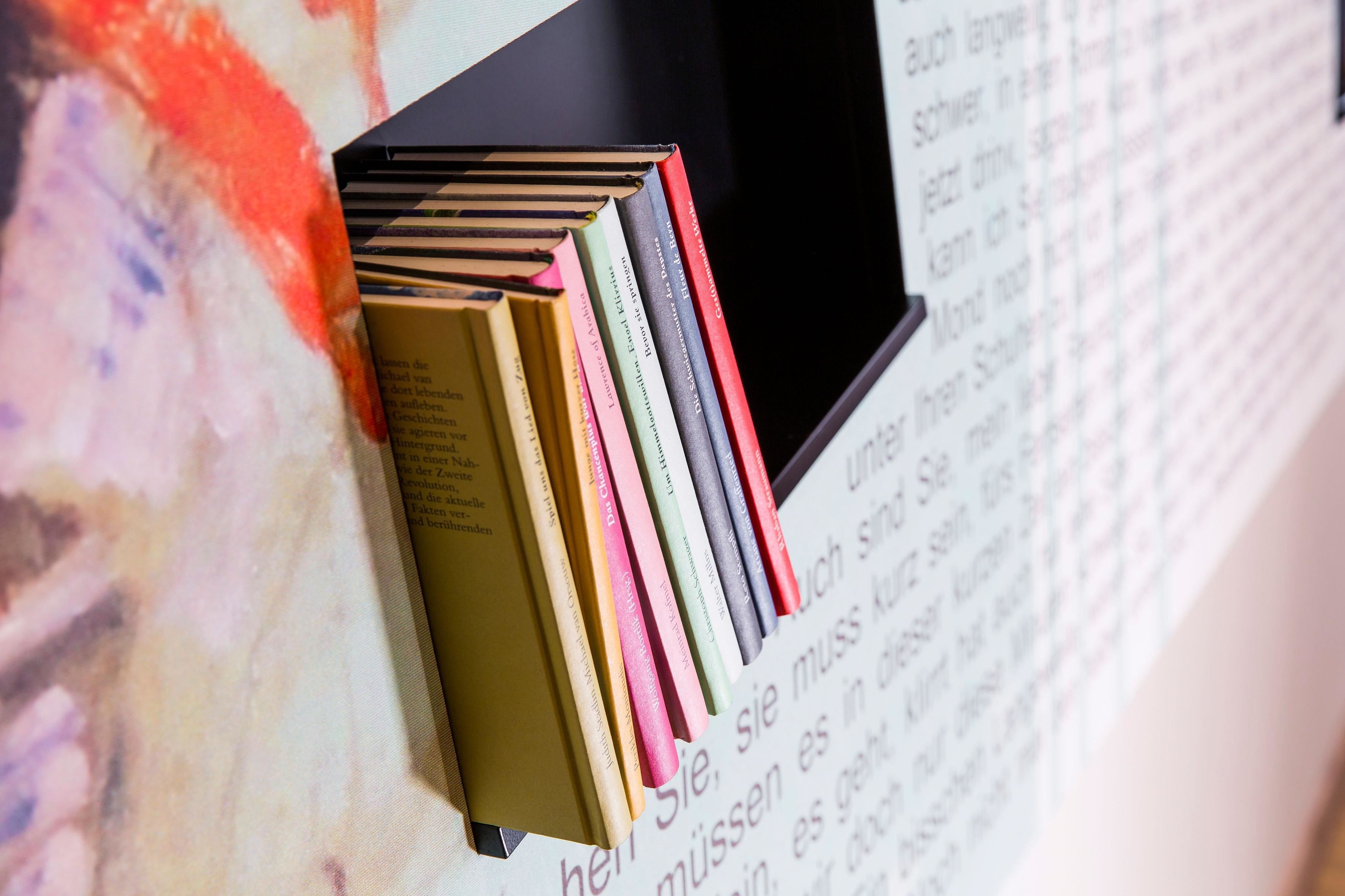 Una pila de libros en una estantería.