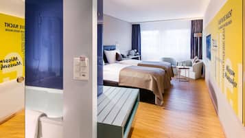 Ropa de cama de alta calidad y caja de seguridad en la habitación