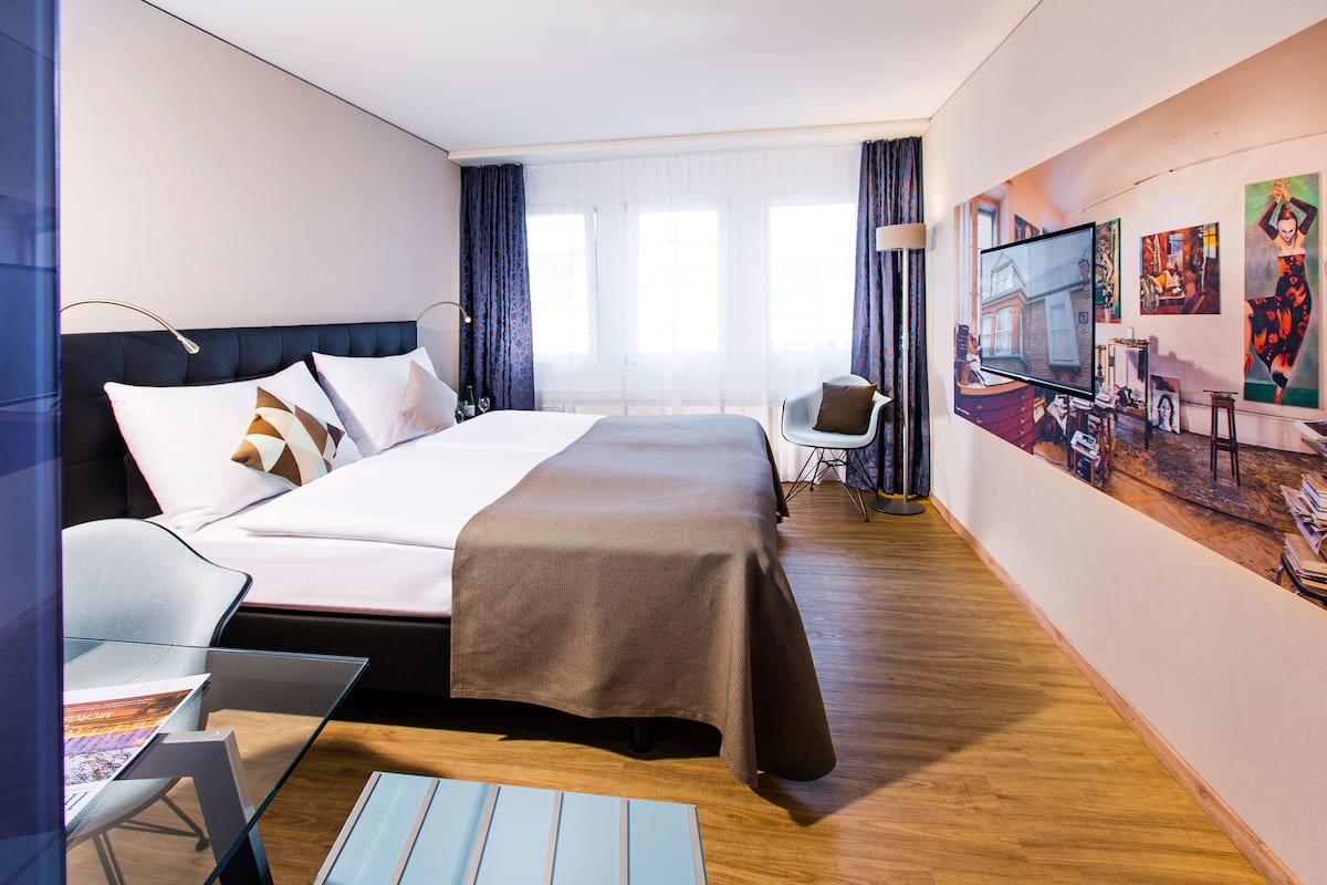 Premium bedding, in-room safe, individually decorated