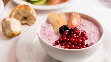 Café da manhã com buffet diário (CHF 19 por pessoa)