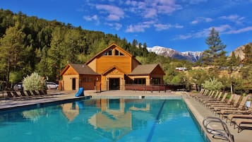 6 outdoor pools, sun loungers