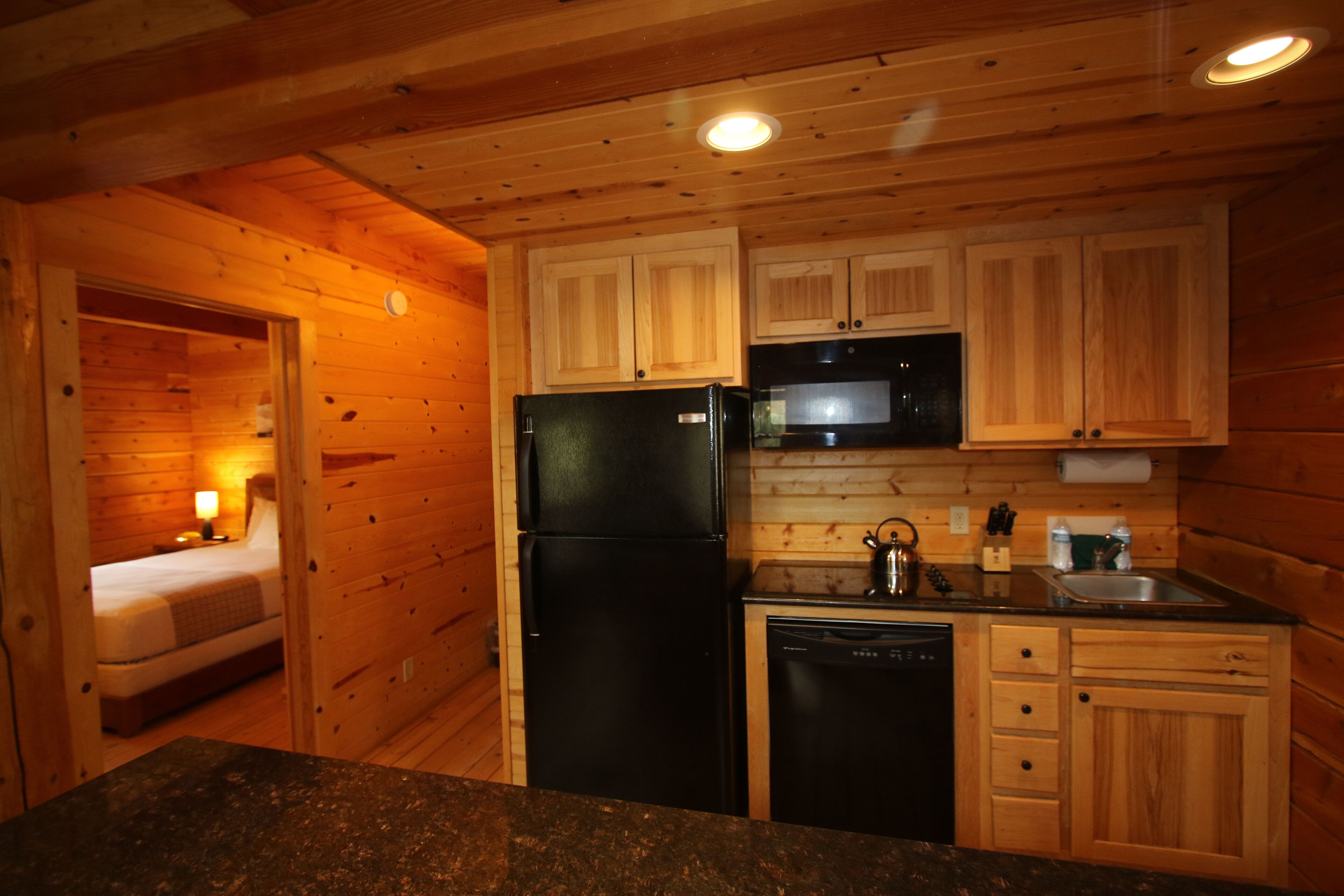 fridge, coffee/tea maker