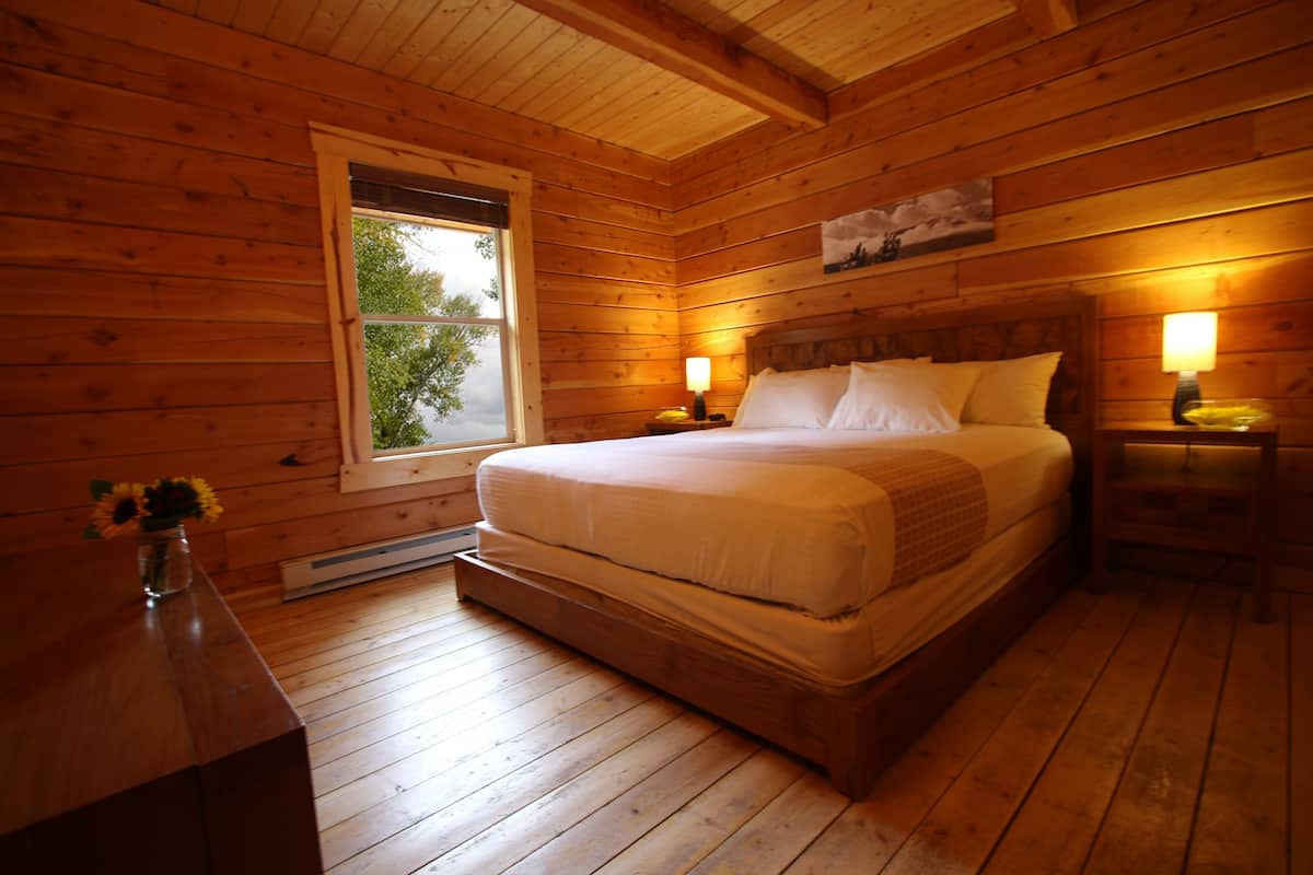 cabin, multiple beds (small, 3 beds n/s) | 1 bedroom, iron/ironing board, free cots/infant beds, internet
