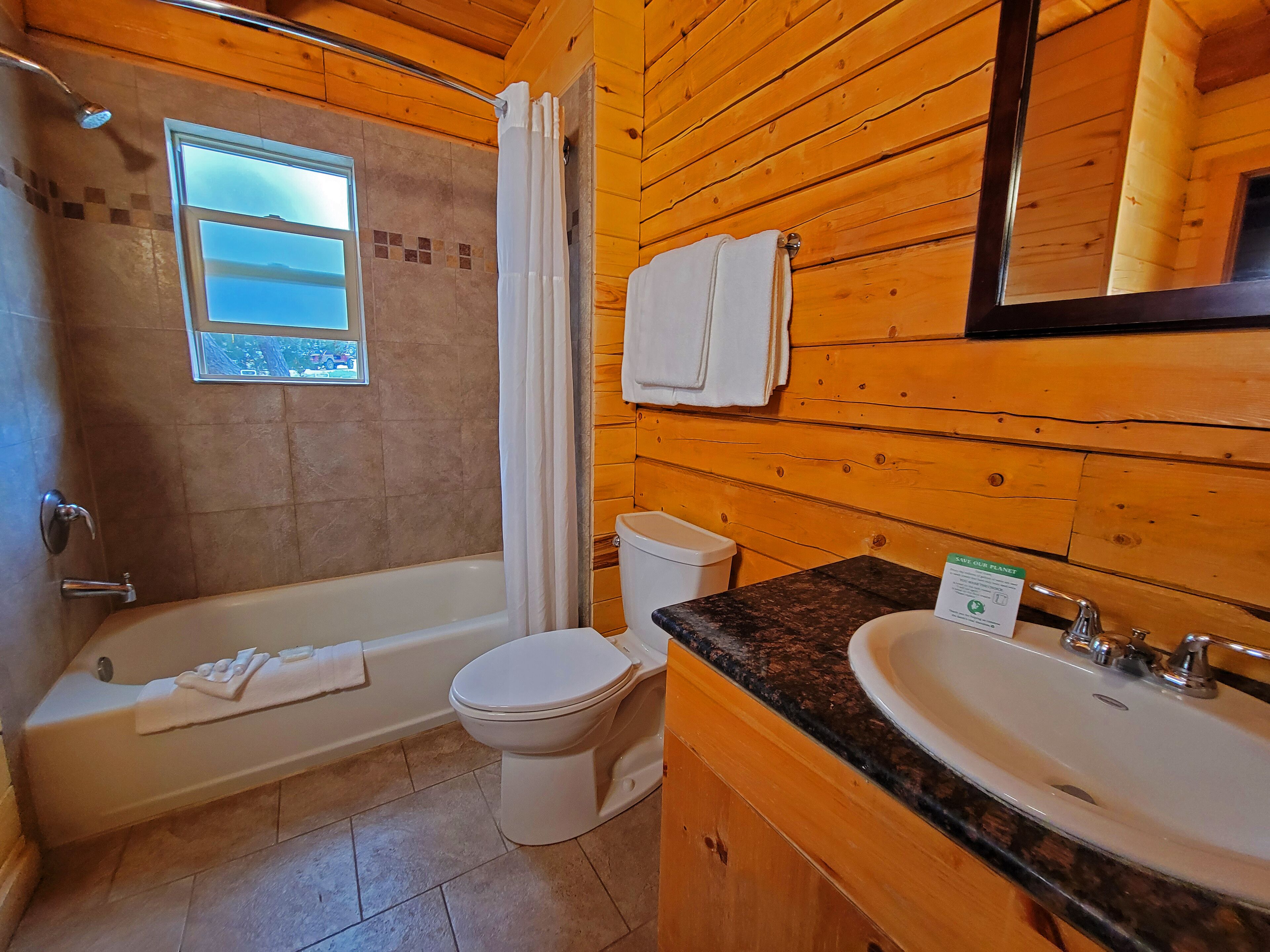 Une salle de bain avec une baignoire, des toilettes et un lavabo.