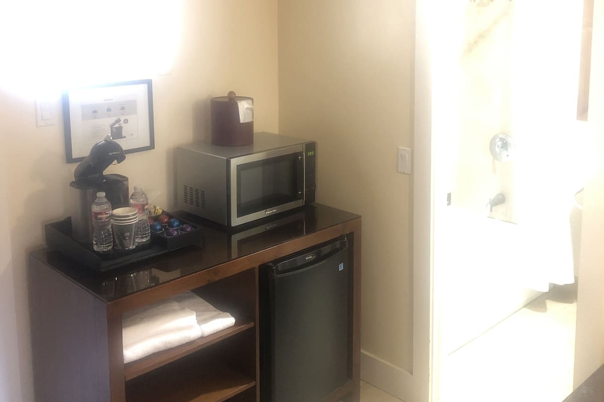 room, 1 king bed (cliffside) | 1 bedroom, iron/ironing board, free cots/infant beds, internet