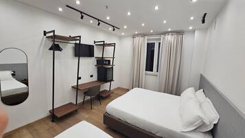 Minibar, caja de seguridad en la habitación y escritorio