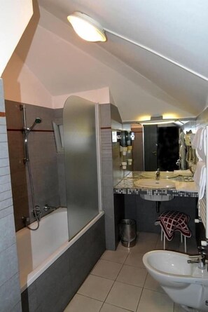 Hair dryer, bidet, towels - Hotel Galles (Genoa)