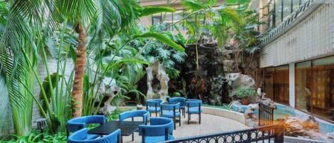 Minibaari, tallelokero huoneessa, silitysrauta/-lauta, herätyskellot