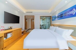 Minibar, in-room safe, iron/ironing board, alarm clocks - New TianHe Hotel (Guangzhou)