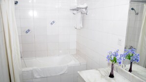 Free toiletries, hair dryer, bathrobes, slippers - Wangfujing Dawan (Beijing)