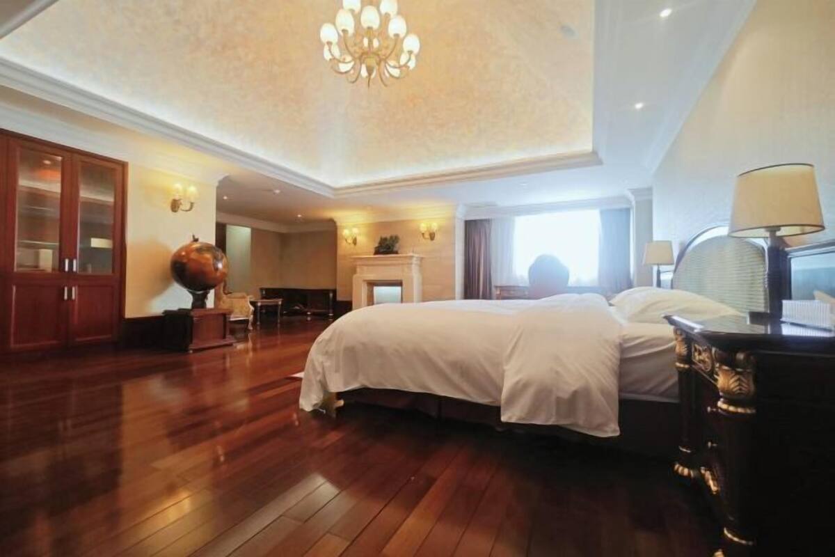 Minibar, in-room safe, alarm clocks