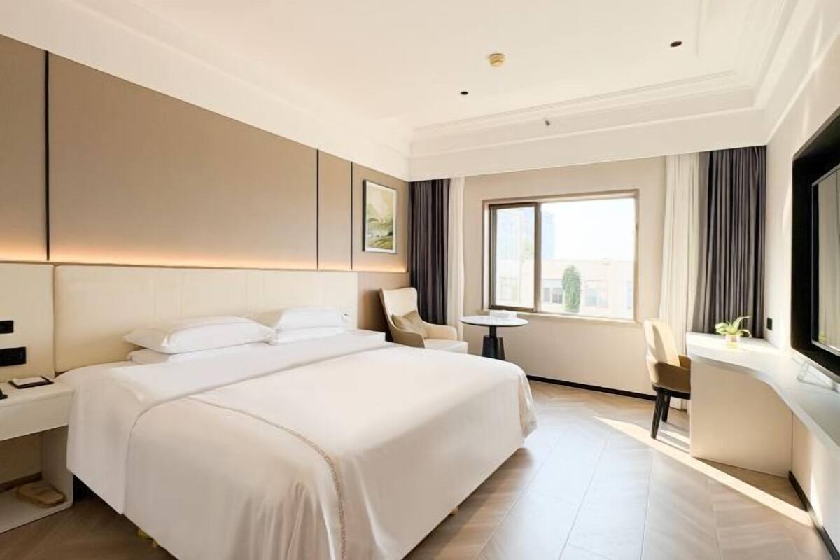 Minibar, in-room safe, alarm clocks