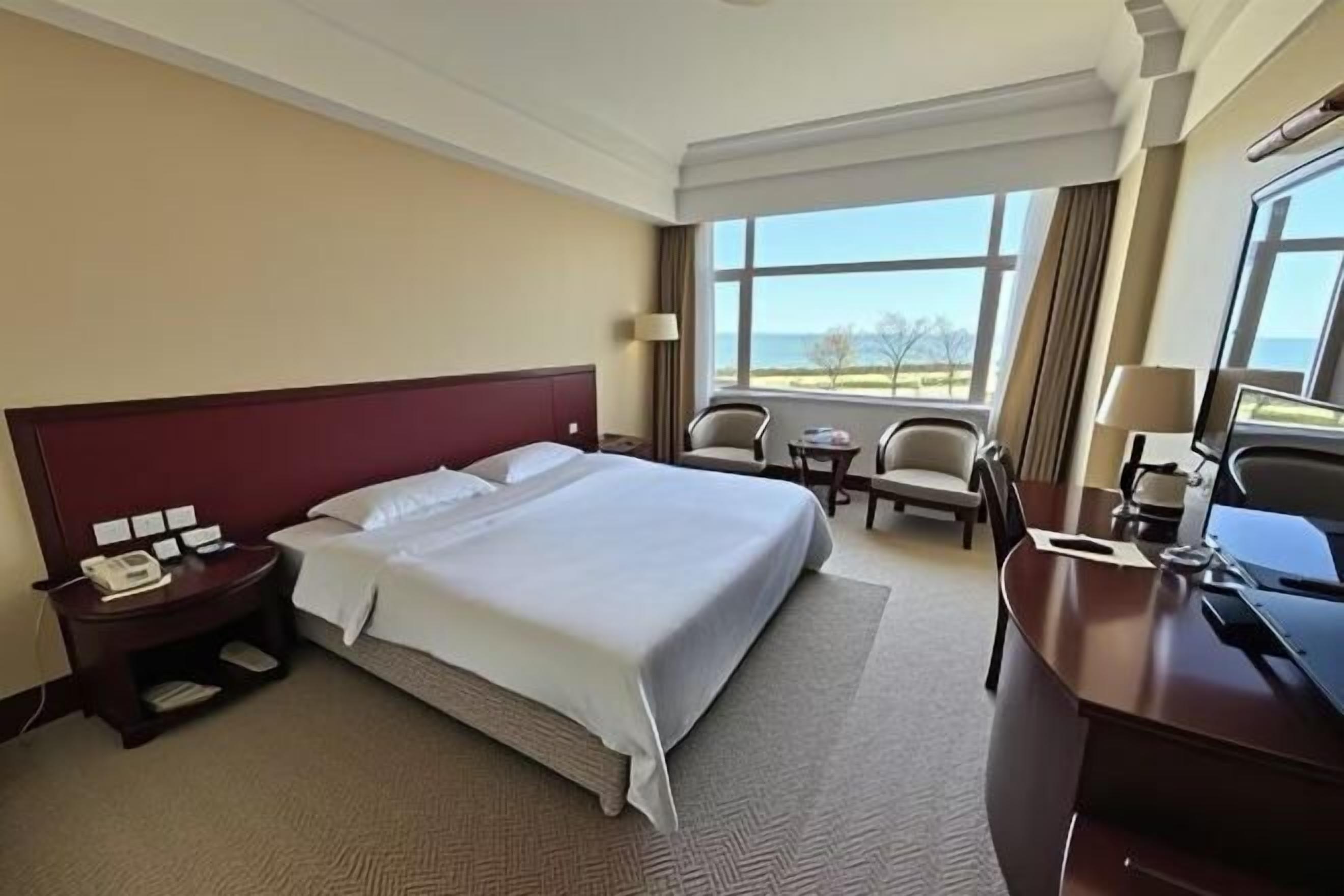 ミニバー、セーフティボックス (室内)、アラーム付き時計