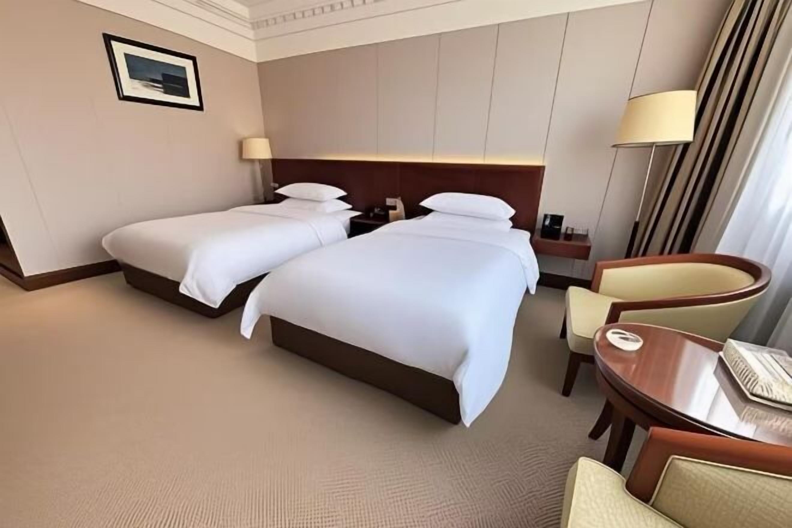 Minibar, caja de seguridad en la habitación y despertador 