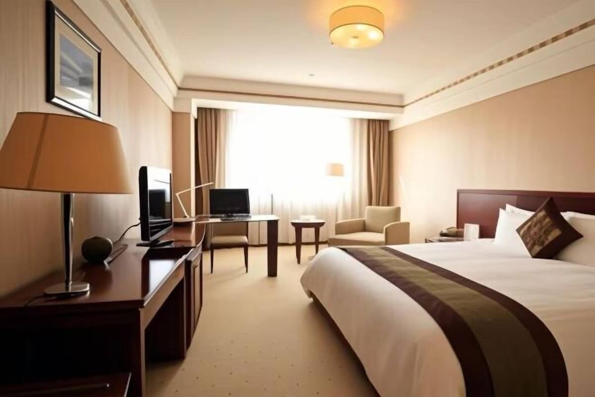 Minibar, in-room safe, alarm clocks