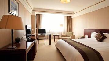 Bar mini, peti besi dalam bilik, jam penggera