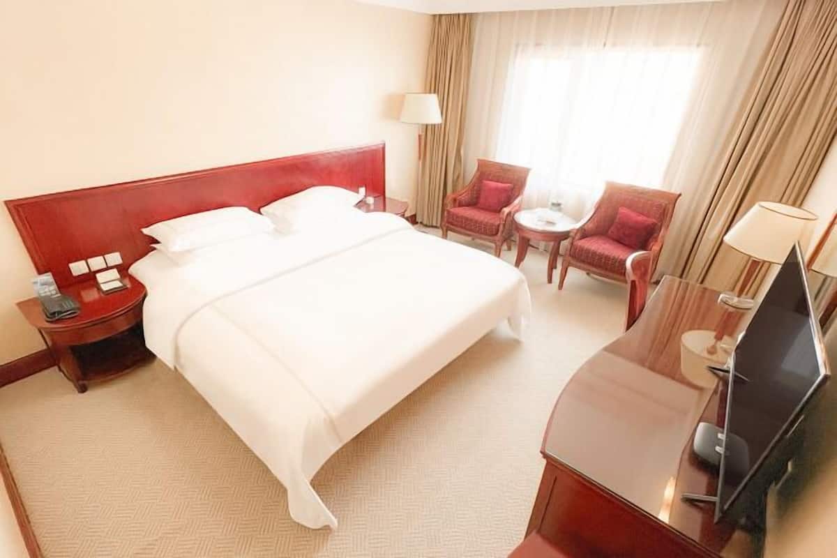 Minibar, in-room safe, alarm clocks