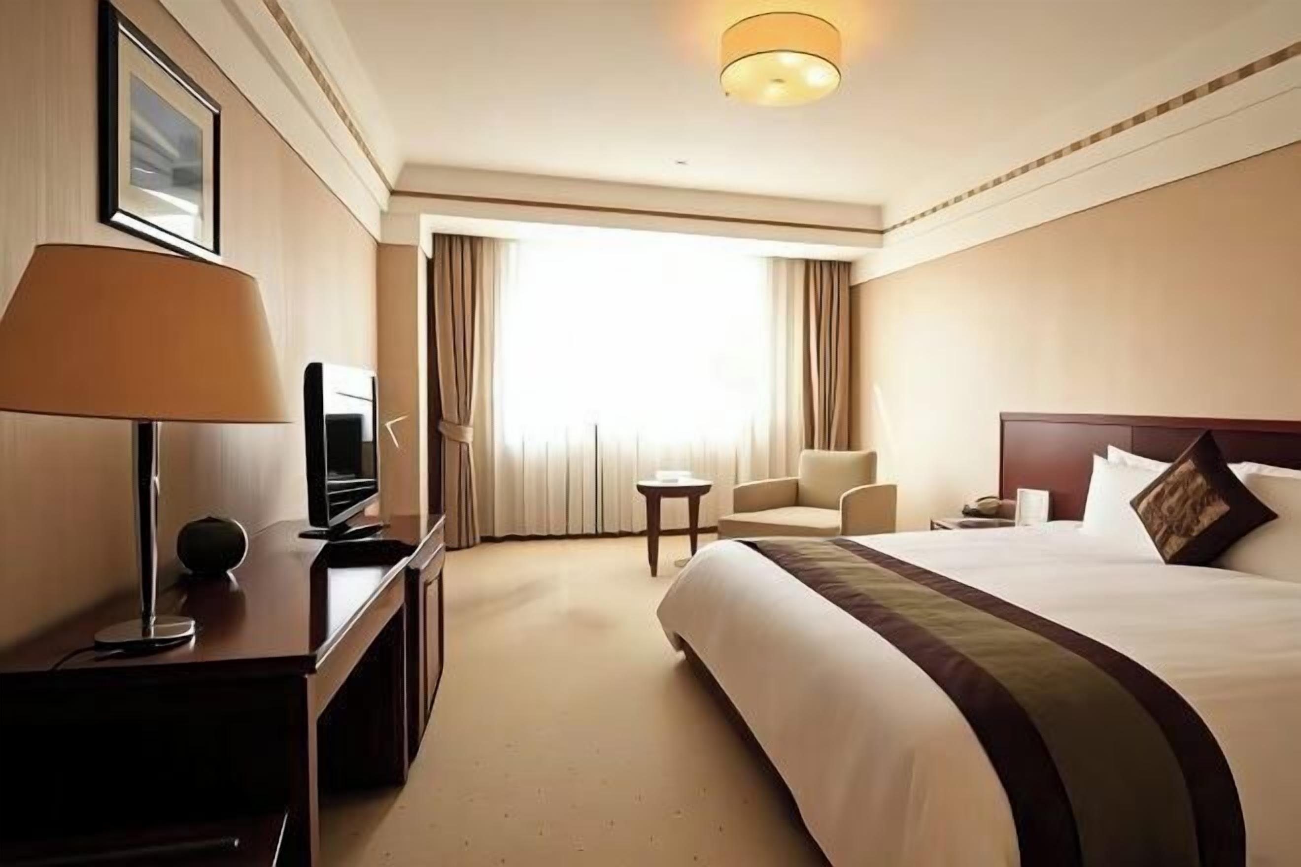 ミニバー、セーフティボックス (室内)、アラーム付き時計