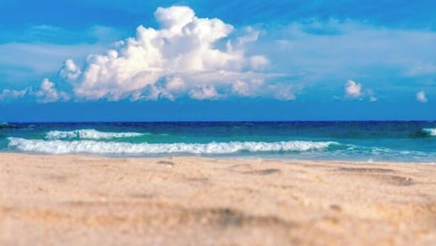 A beach with a clear sky and ocean waves. - Orient Haitian Guibin Hotel (Yantai)