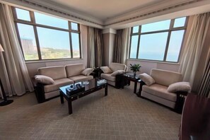 Minibar, coffres-forts dans les chambres, réveils