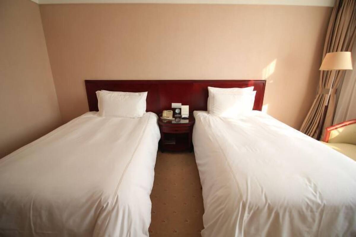 Minibar, in-room safe, alarm clocks