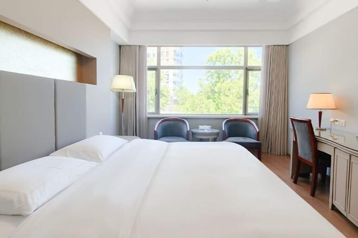 Minibar, in-room safe, alarm clocks
