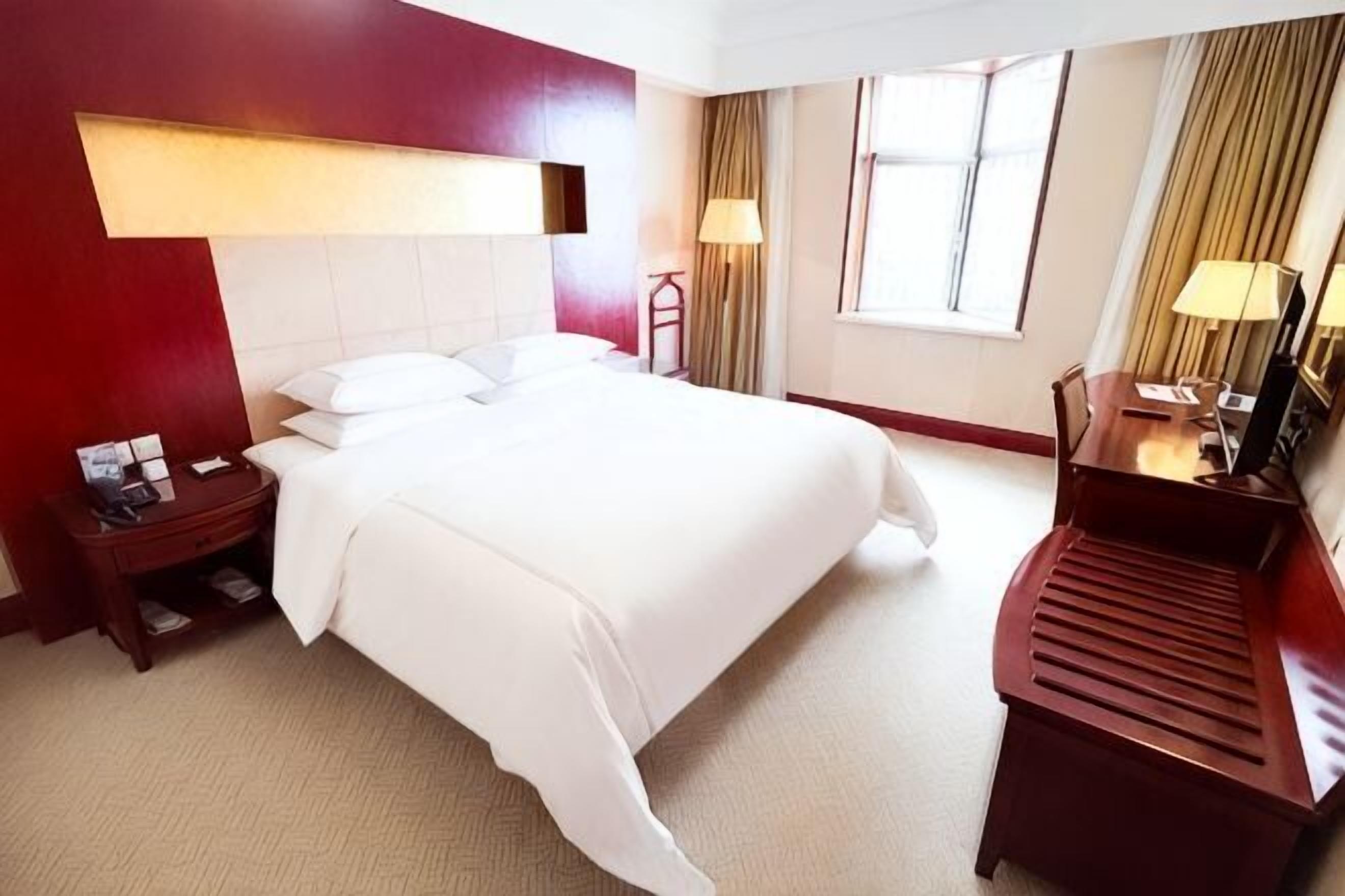 Minibar, in-room safe, alarm clocks