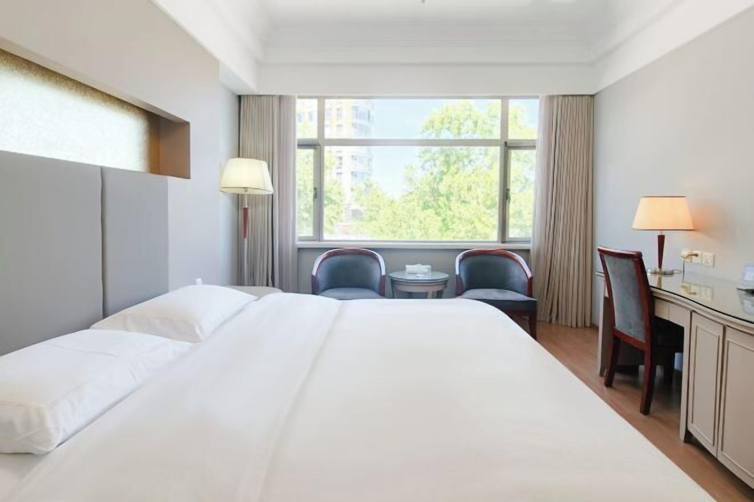 Minibar, in-room safe, alarm clocks