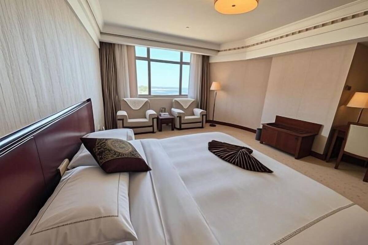 Minibar, in-room safe, alarm clocks