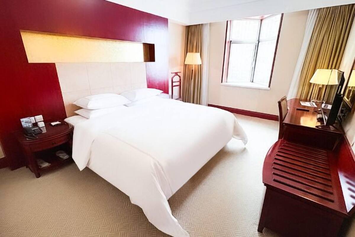 Minibar, in-room safe, alarm clocks