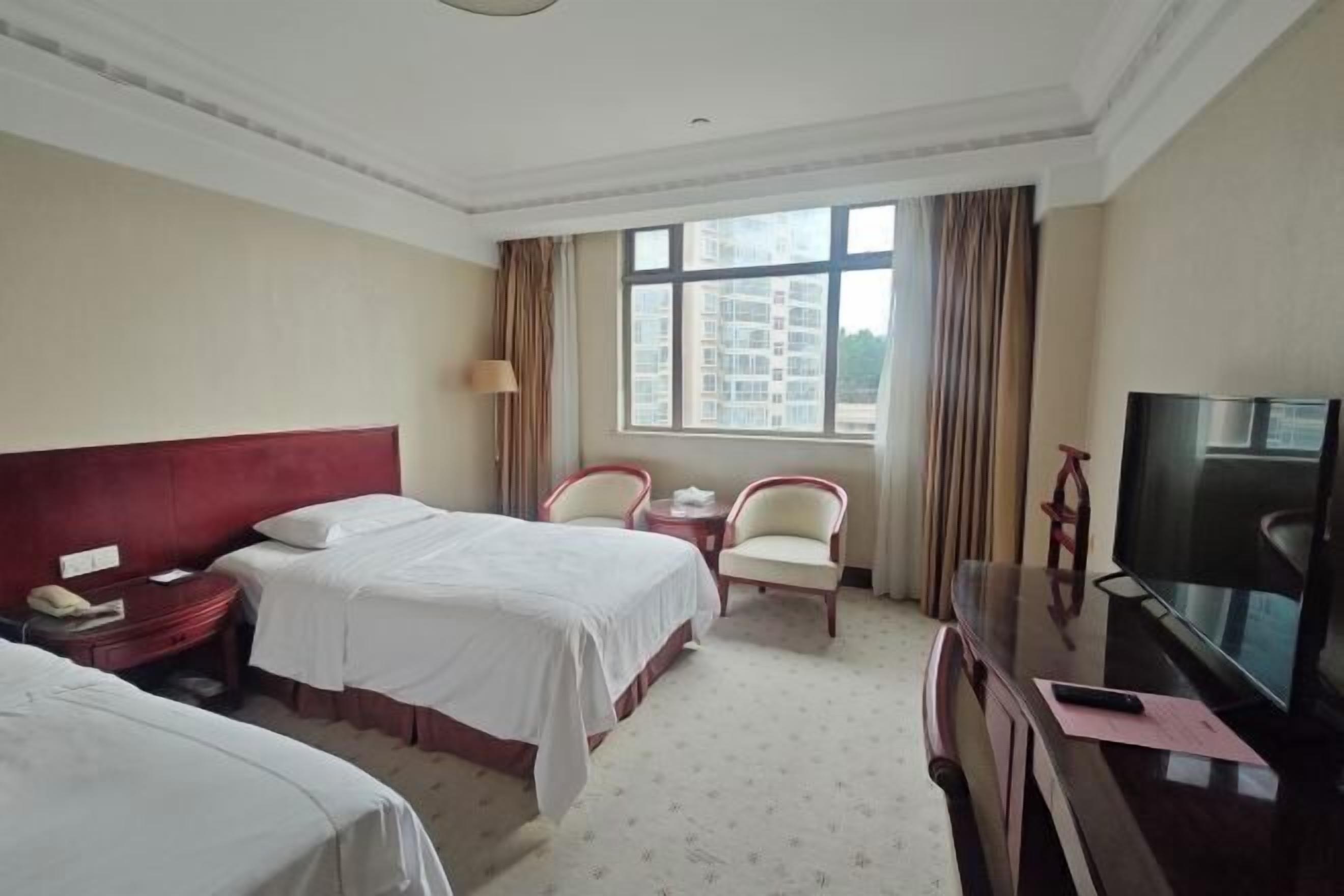 ミニバー、セーフティボックス (室内)、アラーム付き時計