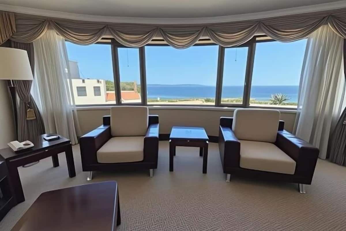 Minibar, brankas, dan jam alarm