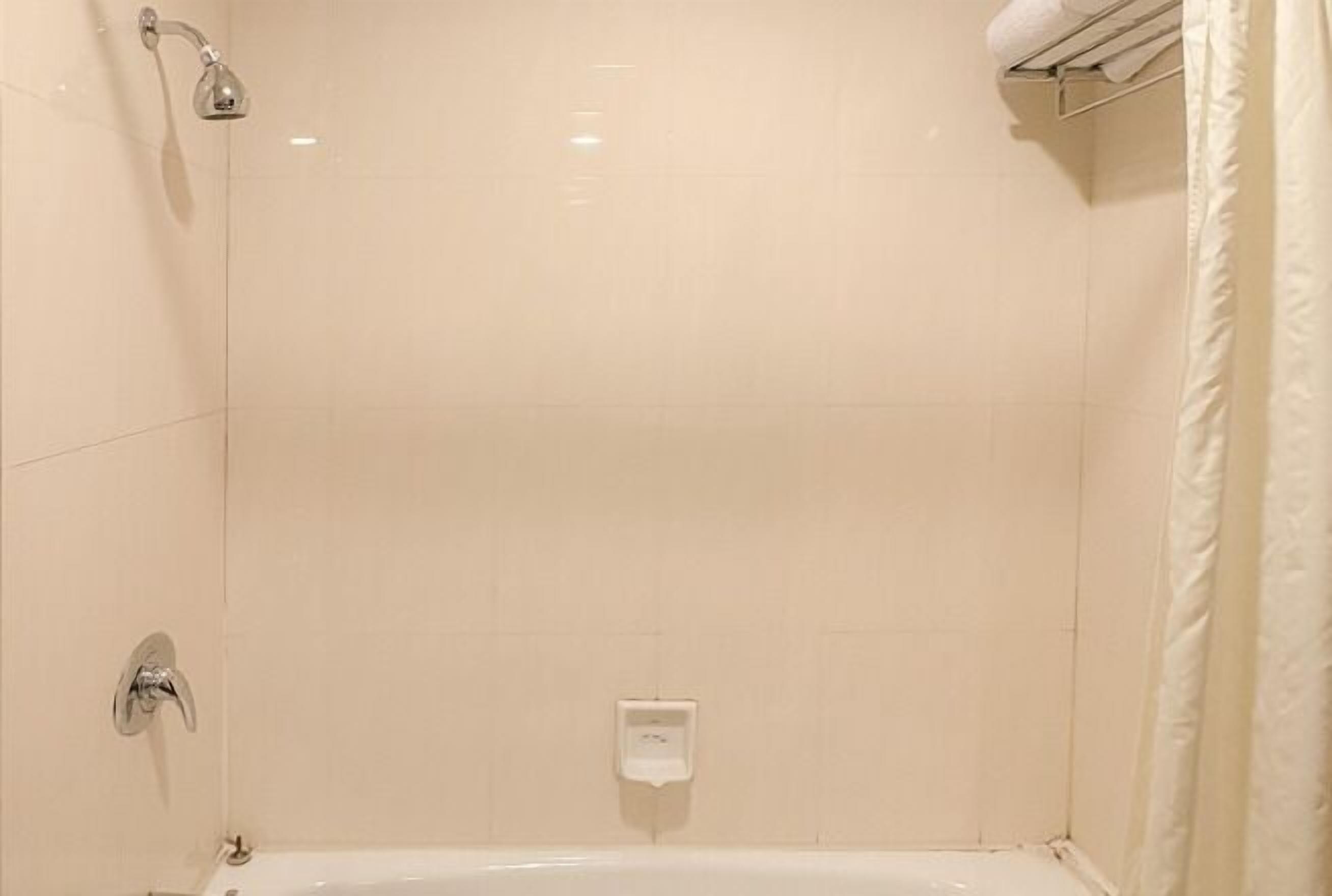 Minibar, safe på rommet og vekkerklokke