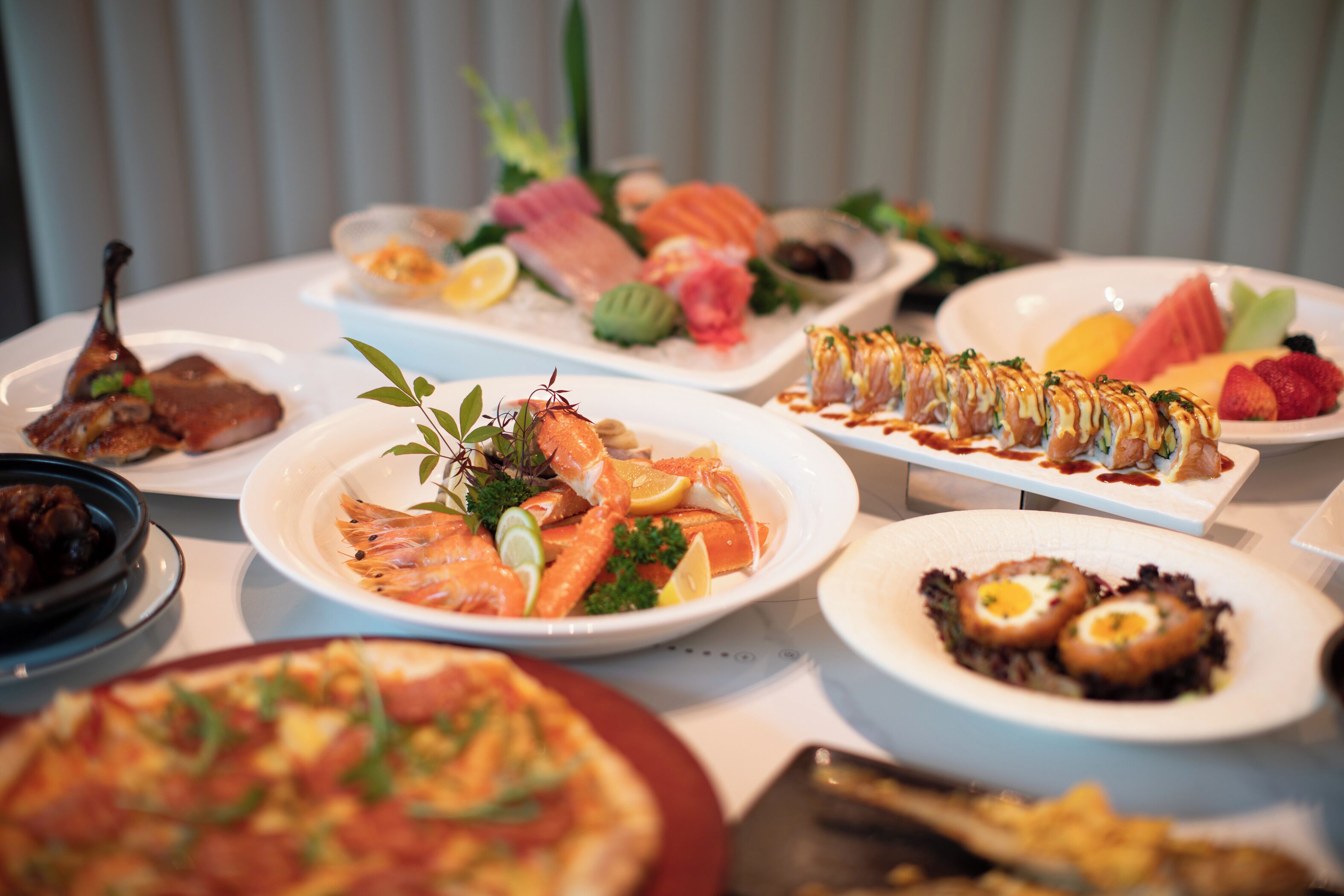 Una variedad de platos de mariscos en una mesa de buffet.