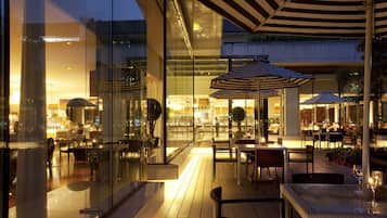 3 restaurantes; se sirven comidas