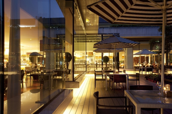 3 restaurants; lunch and dinner served 