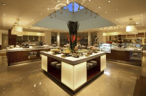 Daily buffet breakfast (CNY 117 per person) - The Dragon Hotel Hangzhou (Hangzhou)