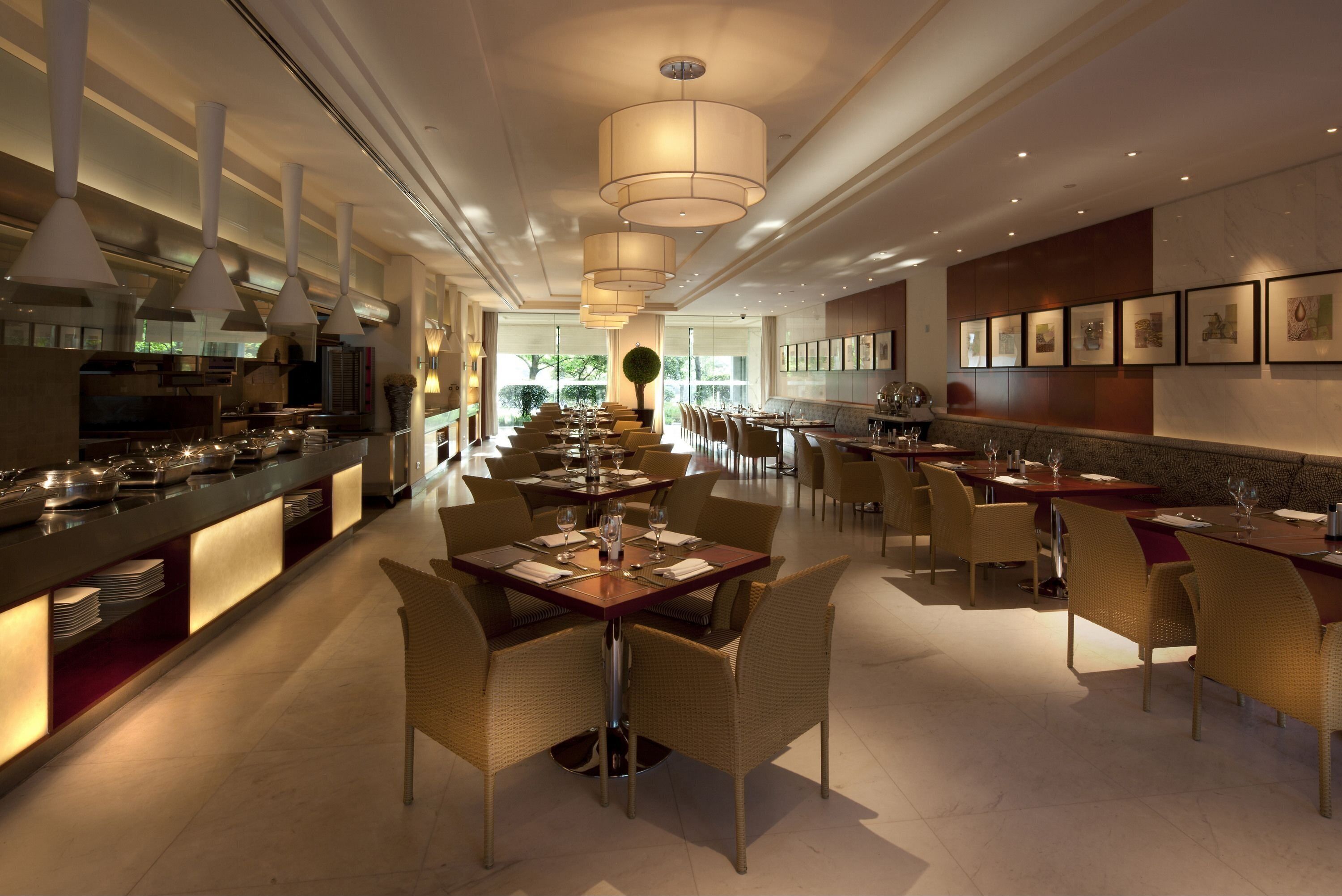 3 restaurants, lunch served