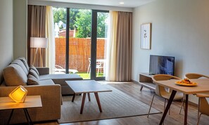 21-inch LCD TV with satellite channels, TV - Aparthotel Attica21 Vallés (Sabadell)