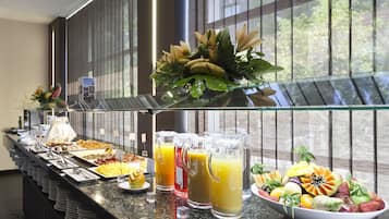 Kontinental morgenmad hver dag (10 EUR pr. person)