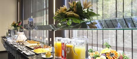 Desayuno continental (EUR 10 por persona)